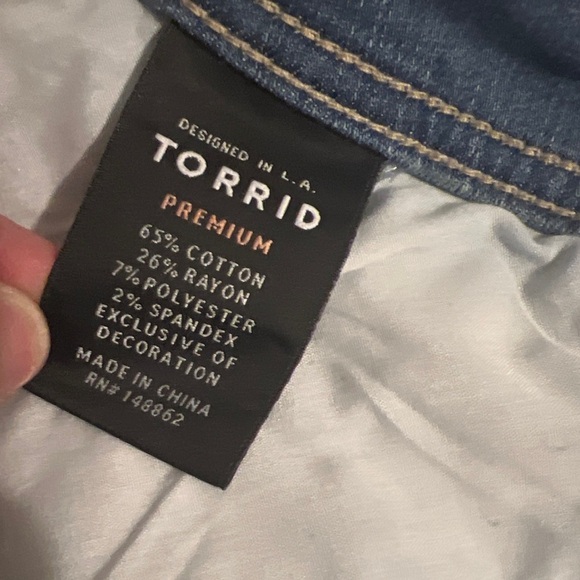 Torrid Premium Women’s Luxe Skinny Jeans Sz 22R Light Wash Torn Distressed EUC - Picture 7 of 8